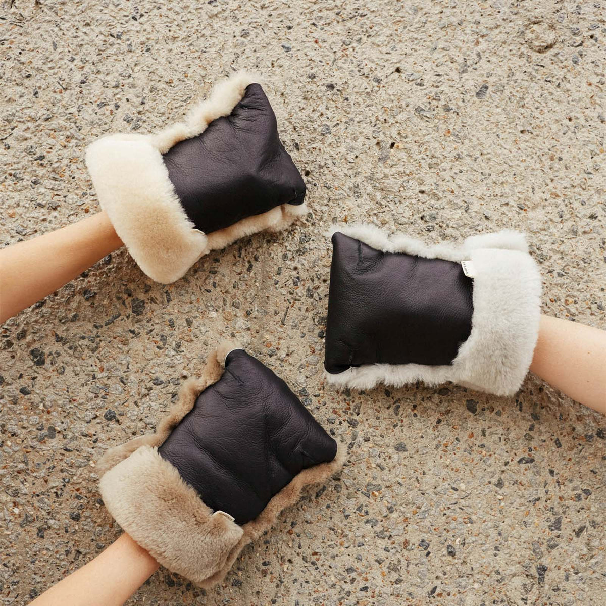 Binibamba Sheepskin Buggy Mittens - Noir/Toast